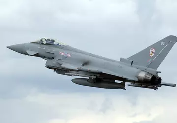 Groot-Brittannië stuurt mogelijk Eurofighter Typhoon-gevechtsvliegtuigen naar ...