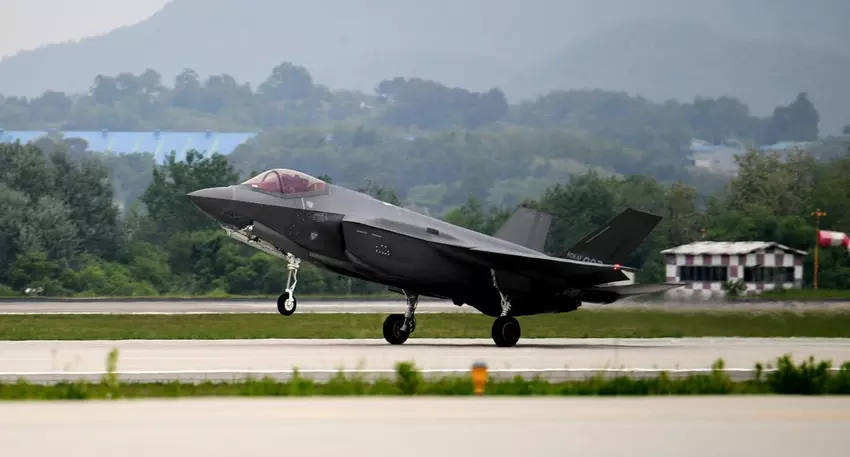 Republiek Korea schroeft F-35 Lightning II gevechtsvliegtuig van de vijfde generatie ter waarde van bijna 100 miljoen dollar af na botsing met adelaar