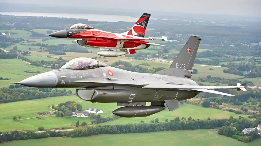 Denemarken vertelt wanneer het de eerste lading F-16 Fighting Falcon gevechtsvliegtuigen zal overdragen aan Oekraïne