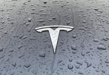Tesla automatische piloot botst op geparkeerde ...