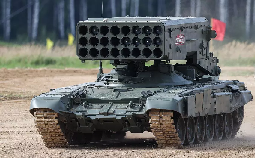 Een FPV drone van $500 vernietigde op spectaculaire wijze een Russisch TOS-1A zwaar vlammenwerpersysteem vol met thermobarische raketten.