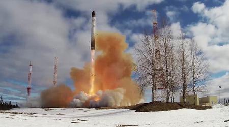 De Russen bereiden zich voor op de massaproductie van de RS-28 Sarmat intercontinentale ballistische raketten met een bereik van 18.000 kilometer, die een kernkop met een kracht van 7,5 megaton kunnen dragen.