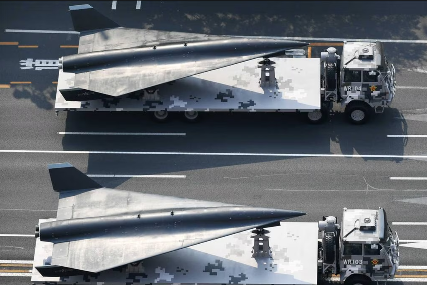 Satelliet fotografeerde de geheime Chinese WZ-8 drone, die snelheden van meer dan 3.700 km/u kan bereiken en ontworpen is om F-35 en F-22 gevechtsvliegtuigen te vernietigen.