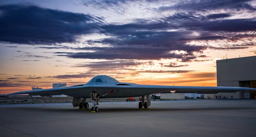 De volgende generatie B-21 Raider nucleaire bommenwerper is begonnen met taxitests in de aanloop naar zijn eerste vlucht.