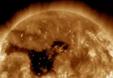 Een enorm coronaal gat van 800.000 ...