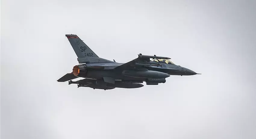 De VS heeft voor het eerst in twee jaar gevechtsvliegtuigen naar IJsland gestuurd - de F-16 Fighting Falcon zal dienen als luchtpolitie.