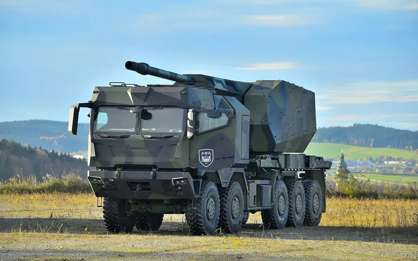 Rheinmetall en Elbit Systems voeren afvuurproeven uit van een sterk geautomatiseerde houwitser op wielen met 155mm L52 kanon en RMMV HX 10x10 chassis.