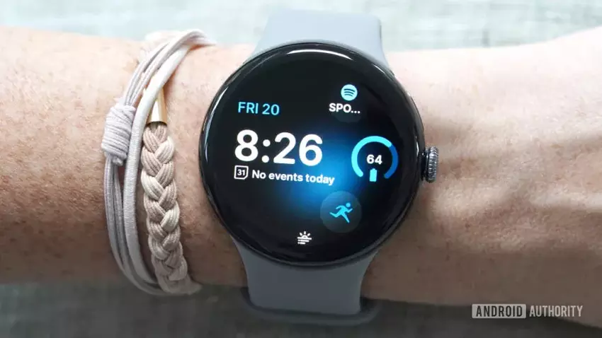 Google werkt mogelijk aan het implementeren van adaptief opladen in Pixel Watch