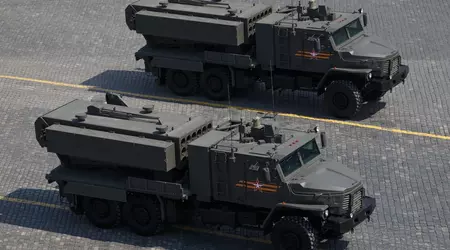 Voor het eerst toonden de Russen beelden van het gebruik van het TOS-2 zware vlammenwerpersysteem met thermobarische raketten.