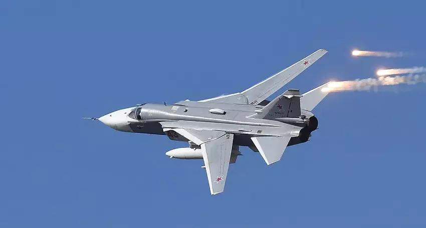 Su-24M frontlinie bommenwerper neergestort in rusland tijdens een trainingsvlucht