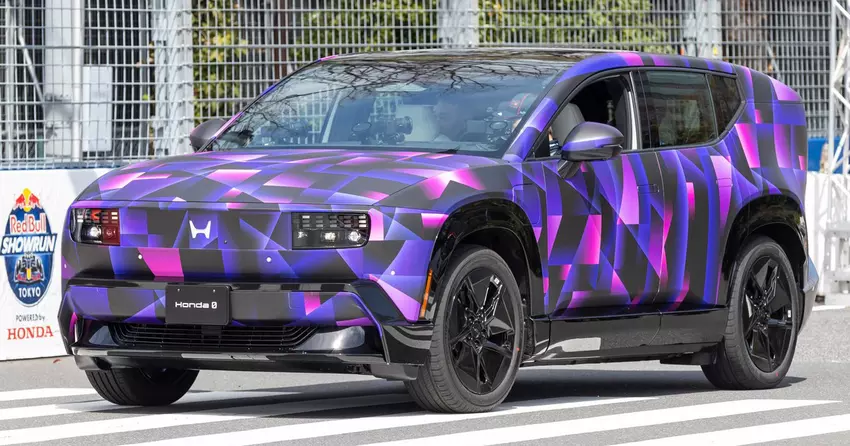 Max Verstappen neemt plaats achter het stuur van de nog te verschijnen Honda 0 SUV