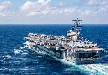 De VS stuurde het vliegdekschip USS ...