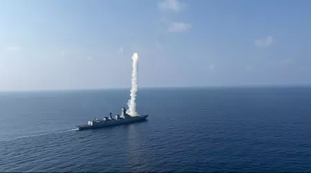 De Indiase destroyer Rajput heeft met succes de supersonische kruisraket BrahMos gelanceerd