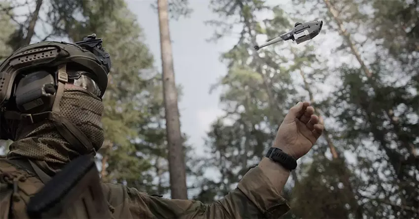 Teledyne FLIR heeft de nieuwste versie van zijn Black Hornet nano-drone onthuld - de verbeterde UAV heeft een 12MP camera, warmtebeeldcamera en een bereik van 2 km.