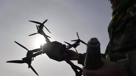 Spectaculaire video: Oekraïense FPV-drones versloegen een colonne Russisch materieel in het grensgebied van de Koersk-regio