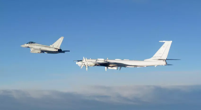 De Eurofighter Typhoon van de Britse Royal Air Force volgde twee Russische Tu-142 anti-onderzeeërs, die zijn ontworpen om Amerikaanse nucleair bewapende onderzeeërs te neutraliseren.