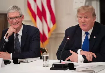 Apple CEO Tim Cook aanwezig bij ...