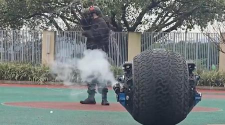 Chinese robocop gaat voor het eerst op straatpatrouille: hij lijkt op BB-8 uit Star Wars en heeft niet-dodelijke wapens (video)