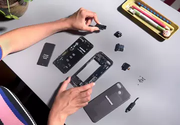 Maak een repareerbare smartphone met verwijderbare ...