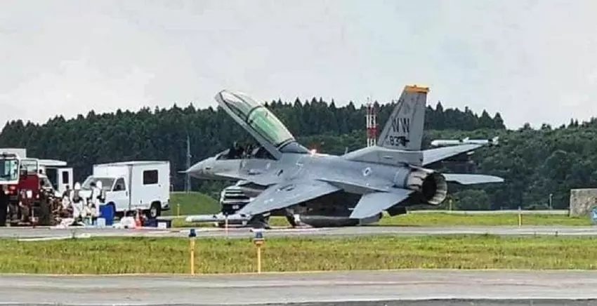 De Amerikaanse luchtmacht onderzoekt een noodgeval met een F-16D Fighting Falcon-gevechtsvliegtuig op een luchtmachtbasis in Japan.