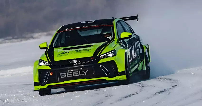 Geely heeft zijn eerste raceauto op methanol onthuld