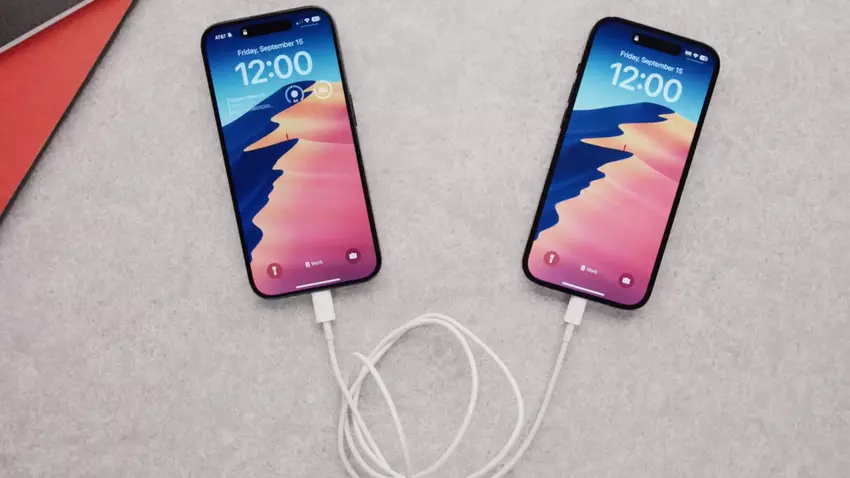 De iPhone 15 kan andere smartphones, horloges en koptelefoons opladen: zo werkt het