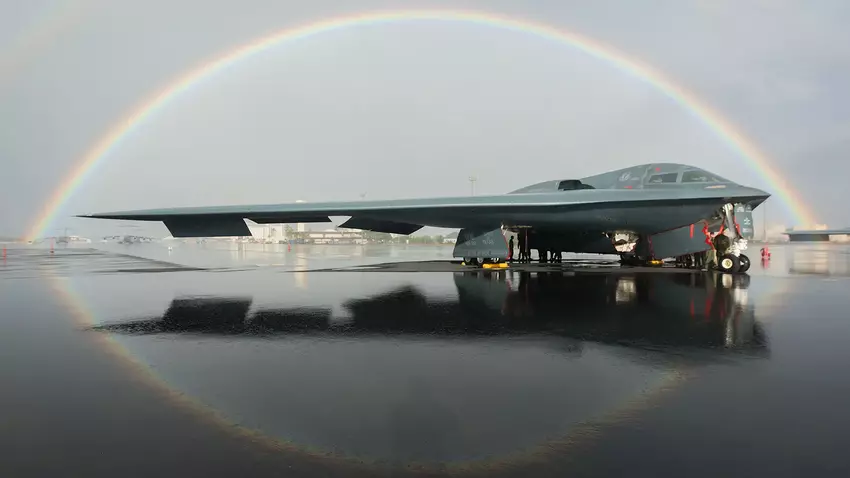 De B-2A Spirit nucleaire bommenwerper maakt een verrassingsoptreden in Hawaï...