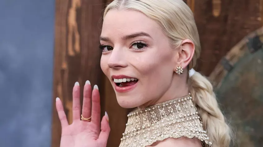 Actrice Anya Taylor-Joy kon geen selfies nemen met een fan omdat ze haar Android-smartphone niet kon bedienen (video)