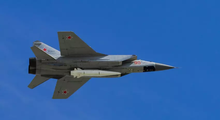 Russen tonen Kim Jong Un gemoderniseerd MiG-31I gevechtsvliegtuig voor Kh-47M2 pseudo-hypersonische raketten