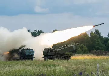 HIMARS vernietigt een zeldzame Russische 2S5 ...