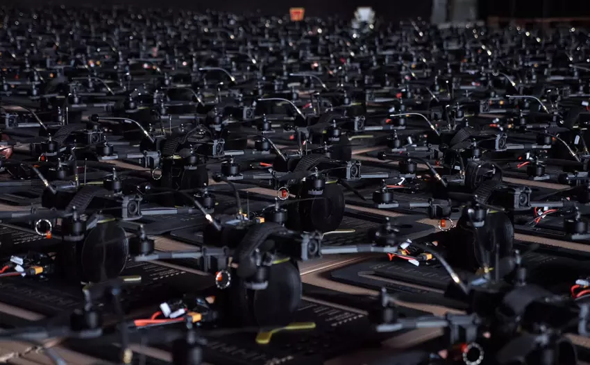 De Oekraïense defensiemacht ontving 500 DJI Mavic quadrocopters, 300 Phoenix 03 Heavy FPV drones en 40 Vamprie hexacopters met warmtebeeldcamera's.