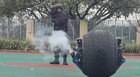 Chinese robocop gaat voor het eerst op straatpatrouille: hij lijkt op BB-8 uit Star Wars en heeft niet-dodelijke wapens (video)