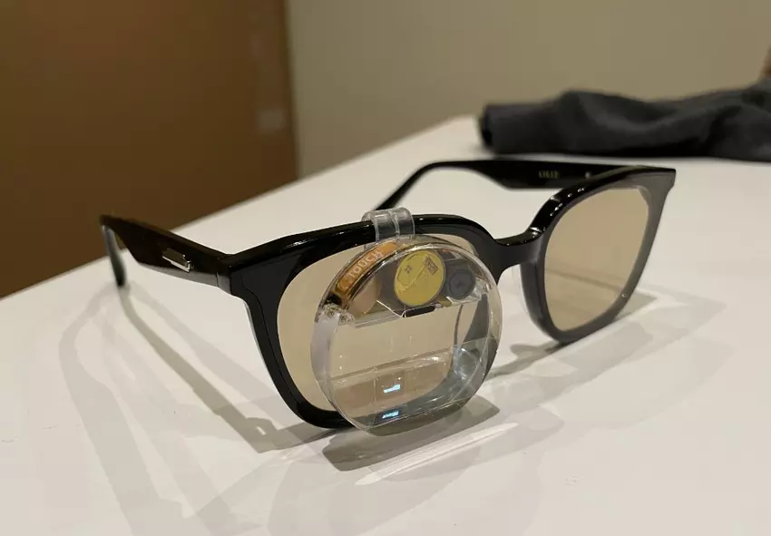 Een student van Stanford heeft met ChatGPT een slimme monocle ontwikkeld om het gesprek gaande te houden tijdens afspraakjes en sollicitatiegesprekken.