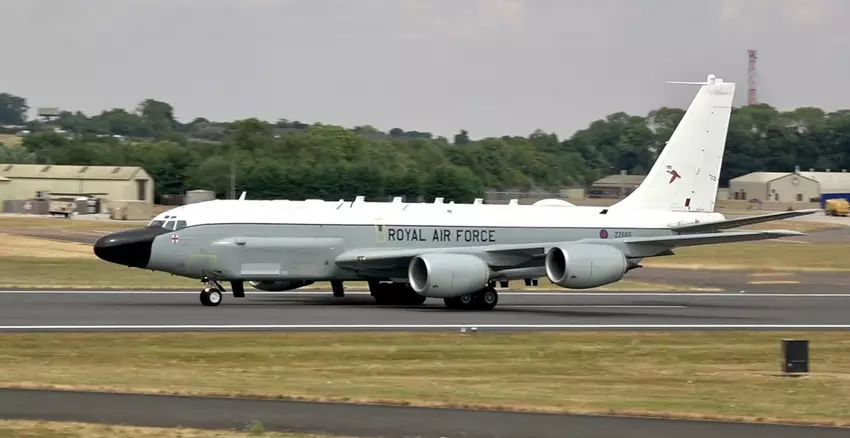 Een Russisch Su-27 gevechtsvliegtuig wilde een Britse KC-135 Rivet Joint jet neerschieten, maar de eerste raket miste en de tweede viel van de vleugel.