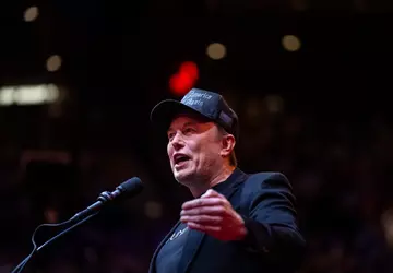 Elon Musk's bedrijf betaalt Trump $10 ...