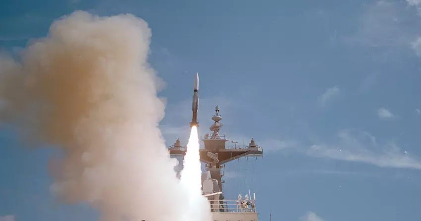 De Amerikaanse destroyer USS Carney gebruikte SM-2 onderscheppingsraketten om drie raketten en acht drones bij Jemen te vernietigen.