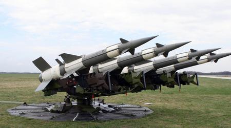 De luchtmacht toonde de gevechtsoperatie van het Oekraïense S-125 grond-luchtraketsysteem, dat Iraanse Shahed-136 drones vernietigde.