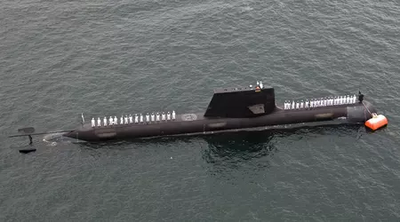 Een van de oudste dieselelektrische onderzeeërs van Australië, HMAS Farncomb van de Collins-klasse, vloog in brand in Australië.