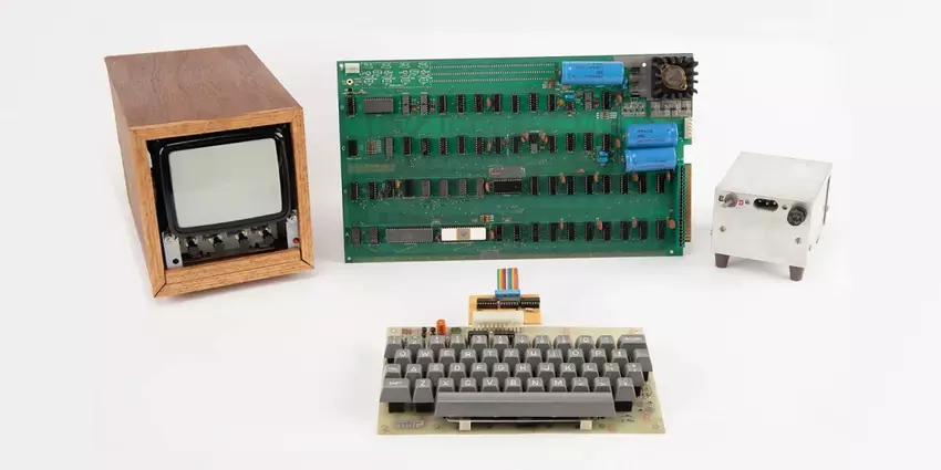 Een werkend exemplaar van de Apple-1 met een handleiding met handgeschreven notities van Steve Jobs en Steve Wozniak is op een veiling verkocht voor 375.000 dollar.