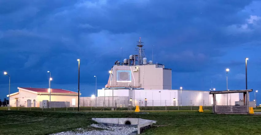 De VS heeft het Aegis Ashore raketafweersysteem in Polen in gebruik genomen met Mk 41 lanceerinrichtingen om ballistische raketten te onderscheppen.