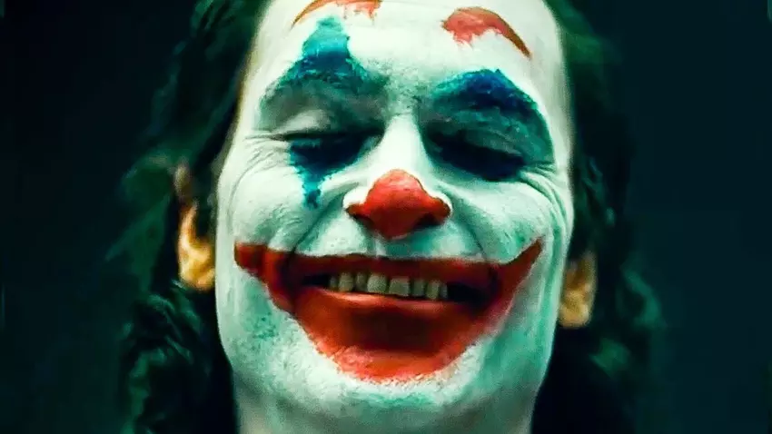 Regisseur Todd Phillips markeert een jaar tot de première van de "Joker" sequel met een vers beeld van Joaquin Phoenix in zijn iconische vertolking van de DC Universe schurk