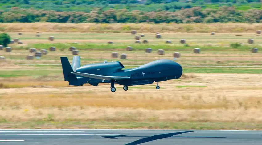 De Amerikaanse strategische drone RQ-4D Phoenix vloog voor het eerst langs de Fins-Russische grens om inlichtingen te verzamelen