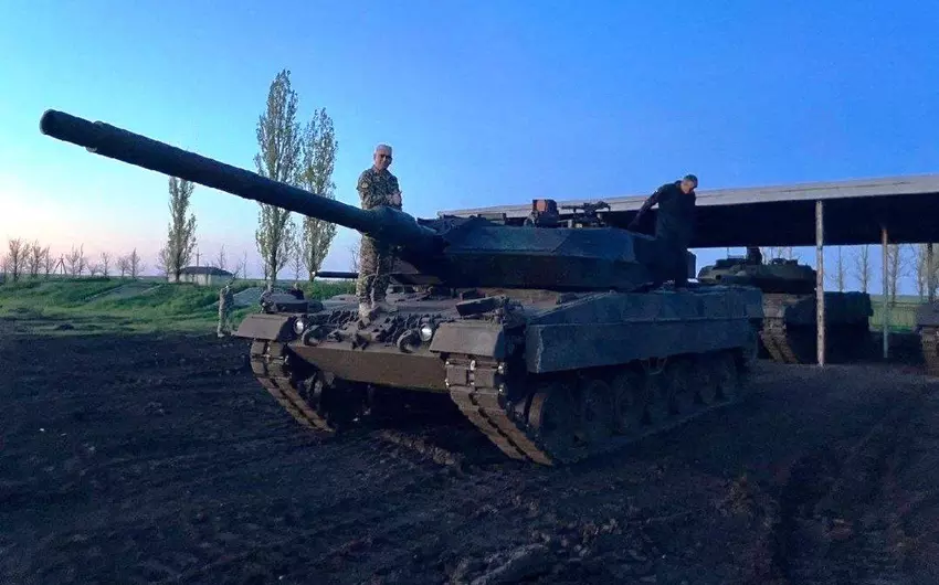 Duitse Leopard 2A6 tanks beschieten Russische T-62MV's tijdens training