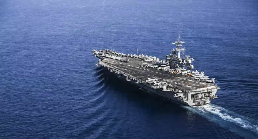 Amerikaans vliegdekschip USS Abraham Lincoln (CVN-72) vloog in brand - brand geblust in 10 minuten