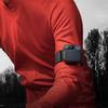 Xiaomi portofoon tegen de achtergrond van de natuur