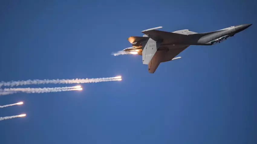 China's J-16 gevechtsvliegtuig voert een agressieve manoeuvre uit voor de RC-135 van de Amerikaanse luchtmacht, waardoor het Amerikaanse toestel in turbulentie terechtkomt.