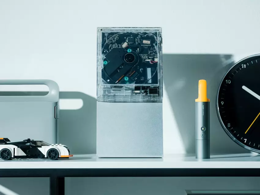 ClearFrame transparante CD-speler met schijfrotatie