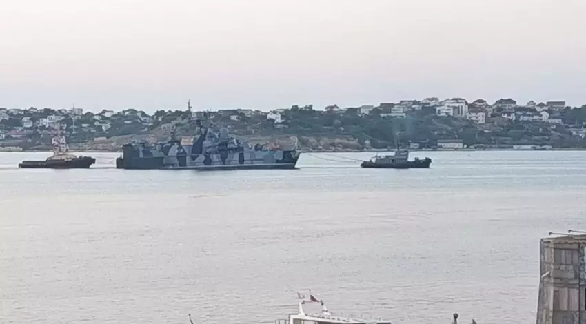 Er is een foto gepubliceerd van het slepen van het 45 miljoen dollar kostende rakettenschip Samum, dat werd geraakt door de Oekraïense experimentele drone Sea Baby.