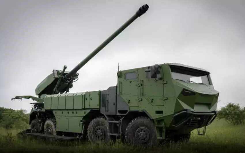 ZELFSCHUIPENDE HOUWITSER CAESAR. Illustratie: NEXTER