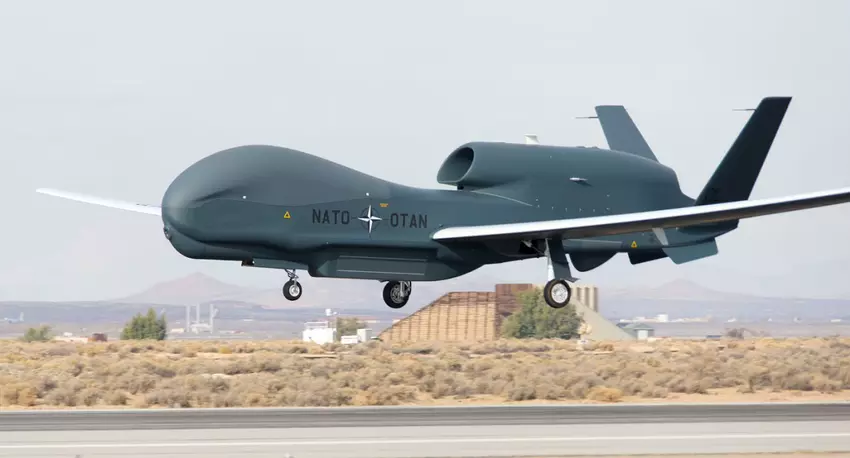 Amerikaanse strategische drone RQ-4B Global Hawk heeft een 7 uur durende missie boven de Zwarte Zee voltooid, waarbij hij tot op 150 kilometer van de Krim kwam.